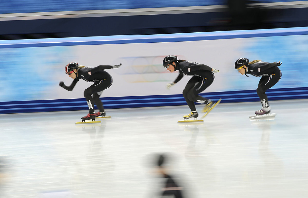 Members of the women's U.S. short track speedskating team фото (photo)