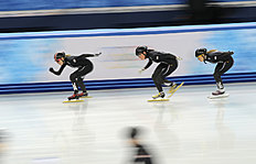 Конькобежный спорт Members of the women's U.S. short track speedskating team фото (photo)