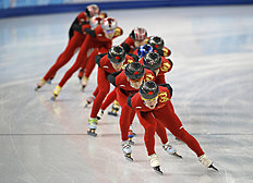 Конькобежный спорт Chinese skaters train during a short track speedskating practice фото (photo)