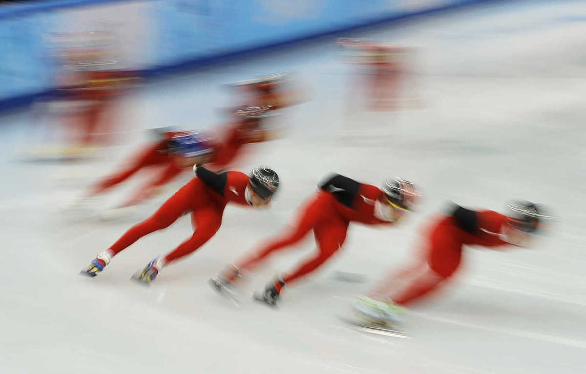 The Chinese team train during a short track speedskating practice фото (photo)