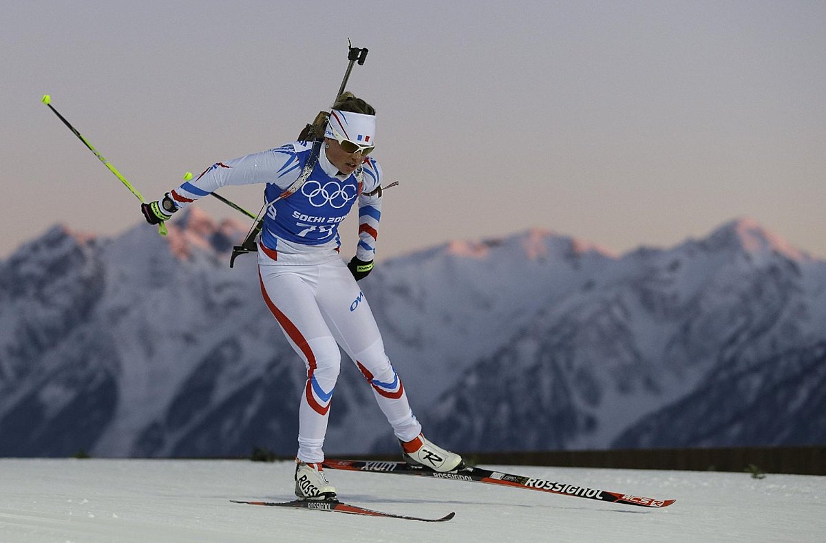 Marie Dorin-Habert of France skis past mountain tops during a фото (photo)