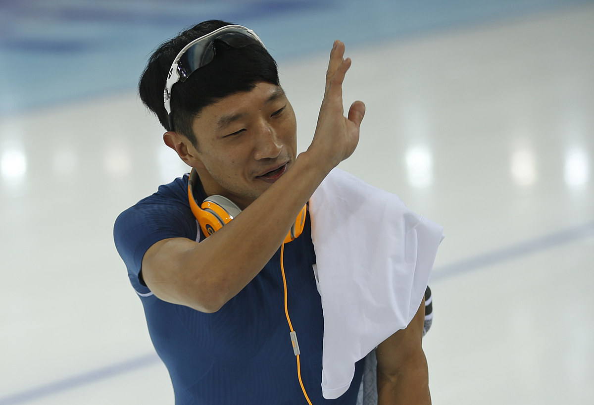 South Korean speedskater Lee Kyou-Hyuk waves to people in the фото (photo)