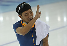 Конькобежный спорт South Korean speedskater Lee Kyou-Hyuk waves to people in the фото (photo)