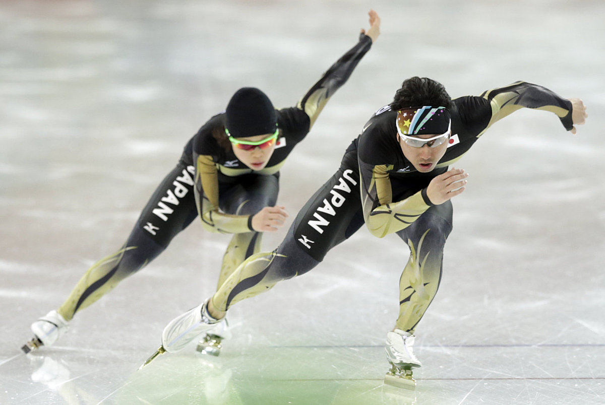 Japanese speedskater Yuya Oikawa, front, trains with a teammate фото (photo)