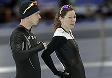 Конькобежный спорт Canada's Christine Nesbitt, right, talks to Emery Lehman фото (photo)