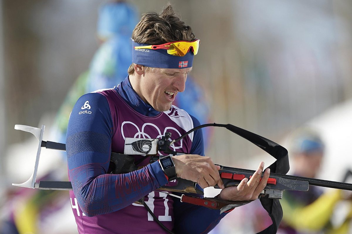 Norway's Lars Berger prepares to shoot during a biathlon фото (photo)