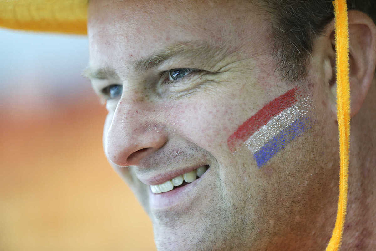 A Dutch fan has his face painted with the colors of his national фото (photo)