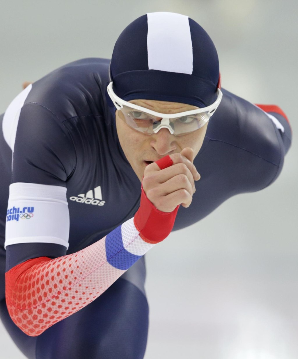 Ewen Fernandez of France looks at his coach as he competes in фото (photo)
