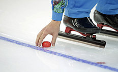 Конькобежный спорт A volunteer puts markers back on the ice after ice machines prepared фото (photo)