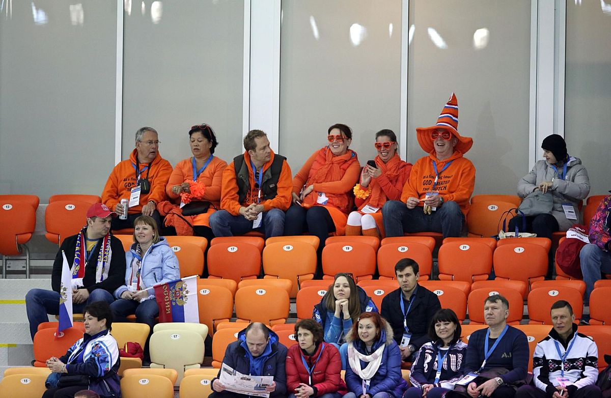 Empty seats are seen as Dutch skating fans wait for the start фото (photo)