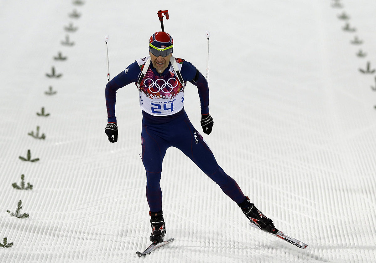 Norway's Ole Einar Bjoerndalen approaches the finish line фото (photo)
