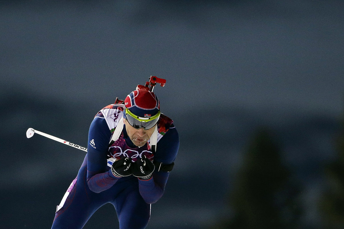 Norway's Ole Einar Bjoerndalen competes on his way to win фото (photo)
