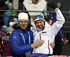 Биатлон Norway's Ole Einar Bjoerndalen, right, celebrates with former фото (photo)