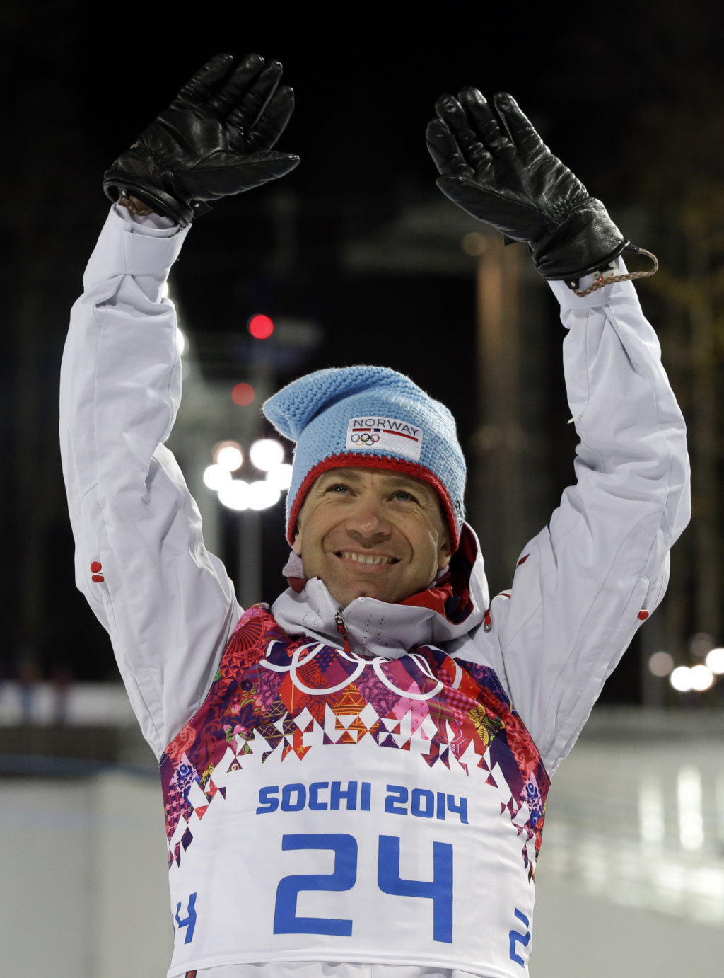 Norway's Ole Einar Bjoerndalen celebrates after winning the фото (photo)