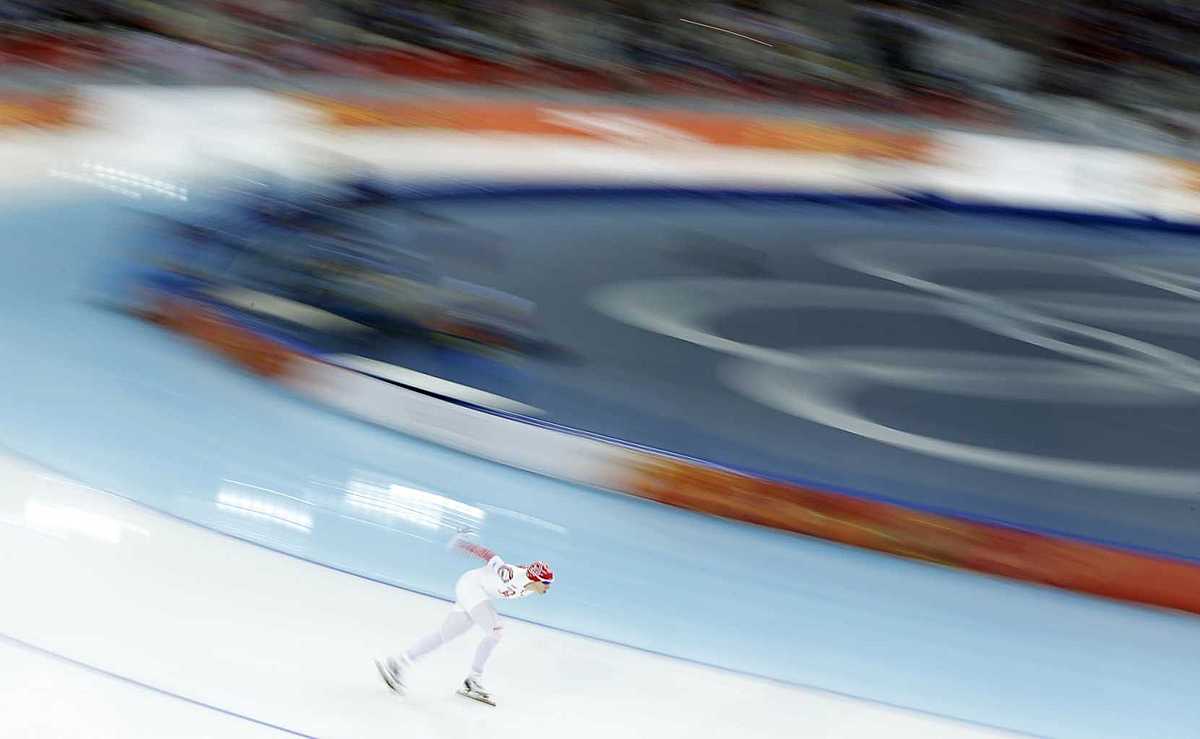 Russia's Yuliya Skokova skates during the women's 3,000 фото (photo)