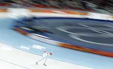 Конькобежный спорт Russia's Yuliya Skokova skates during the women's 3,000 фото (photo)