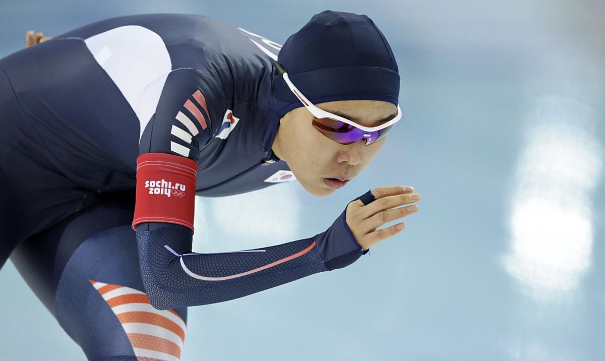 South Korean speedskater Yang Shin-young competes in the women фото (photo)