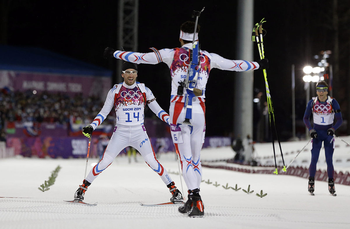 France's Martin Fourcade, second right, celebrates with bronze фото (photo)