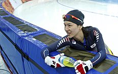 Конькобежный спорт South Korea's Lee Bo-ra rests during training prior to the фото (photo)