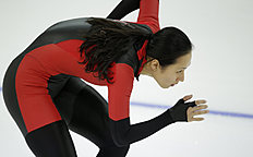 Конькобежный спорт China's Zang Hong practices her start prior to the women фото (photo)