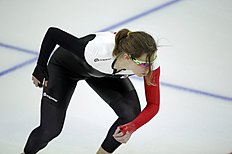 Конькобежный спорт Canada's Christine Nesbitt practices her start prior to the фото (photo)