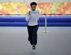 Конькобежный спорт South Korea's Lee Kyou-hyuk trains for the men's 1000 фото (photo)
