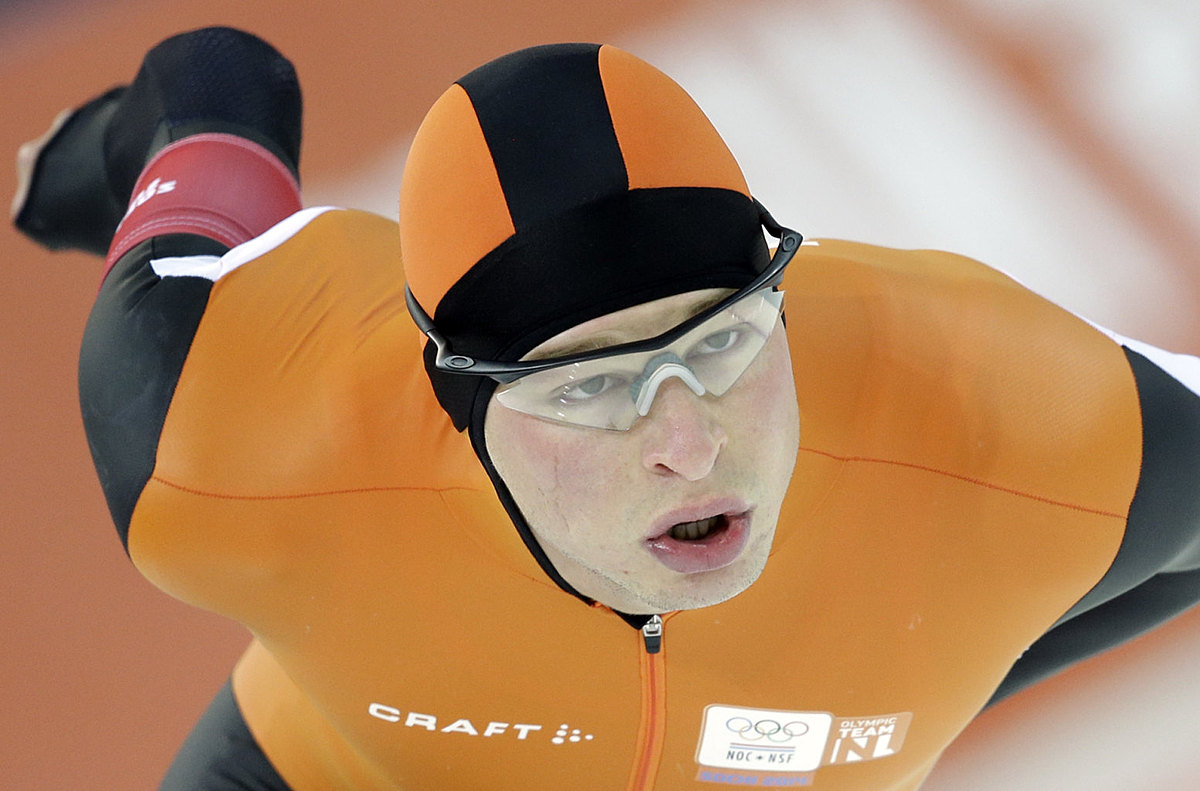 Sven Kramer of the Netherlands skates on his way to a new Olympic фото (photo)