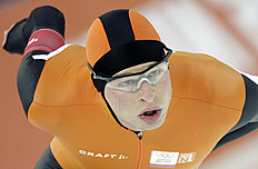 Конькобежный спорт Sven Kramer of the Netherlands skates on his way to a new Olympic фото (photo)