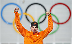 Конькобежный спорт Sven Kramer of the Netherlands celebrates after winning the gold фото (photo)