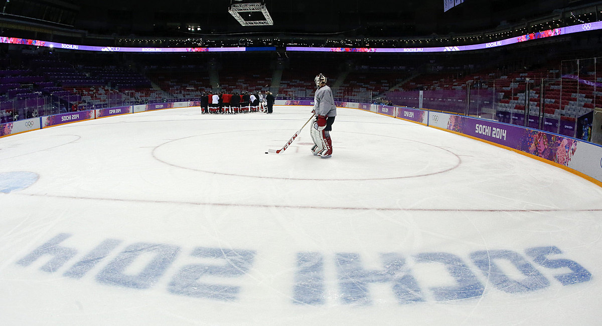 Canada goaltender Roberto Luongo skates out to the net during фото (photo)
