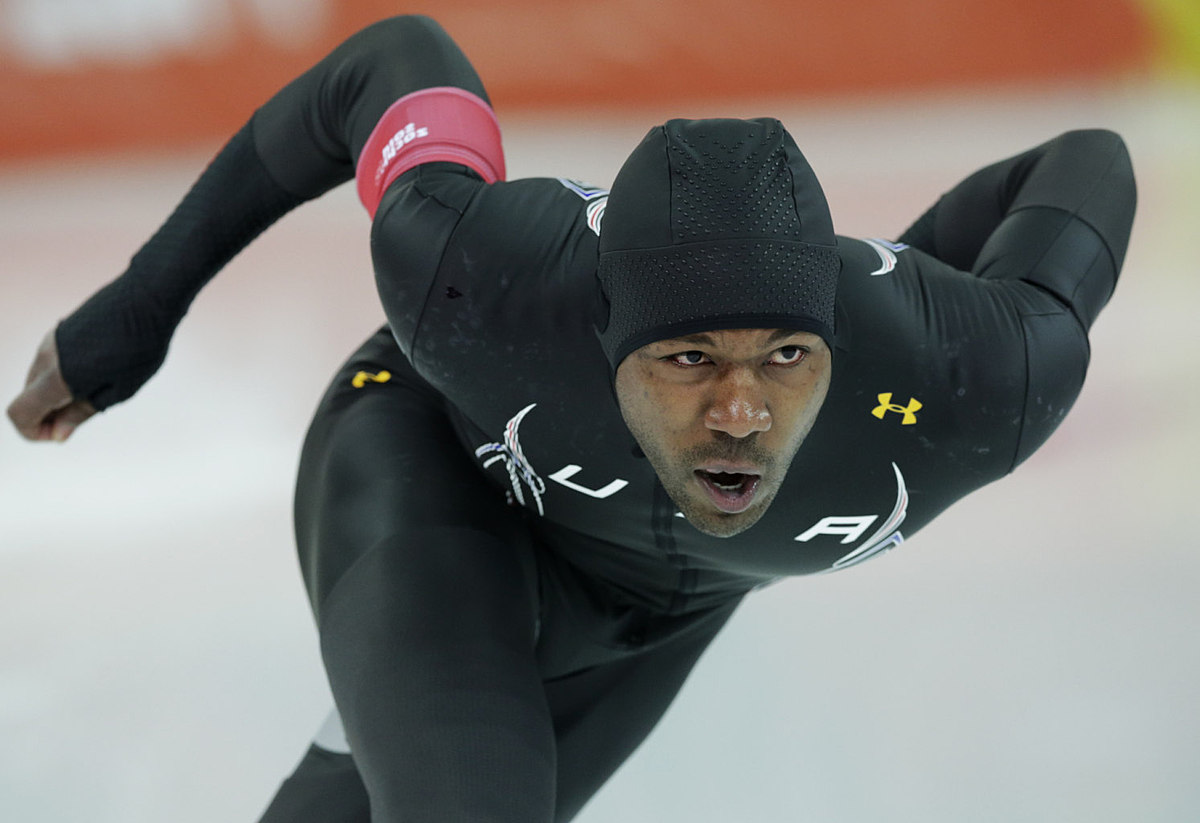 Shani Davis of the U.S. competes in the second heat of the men фото (photo)