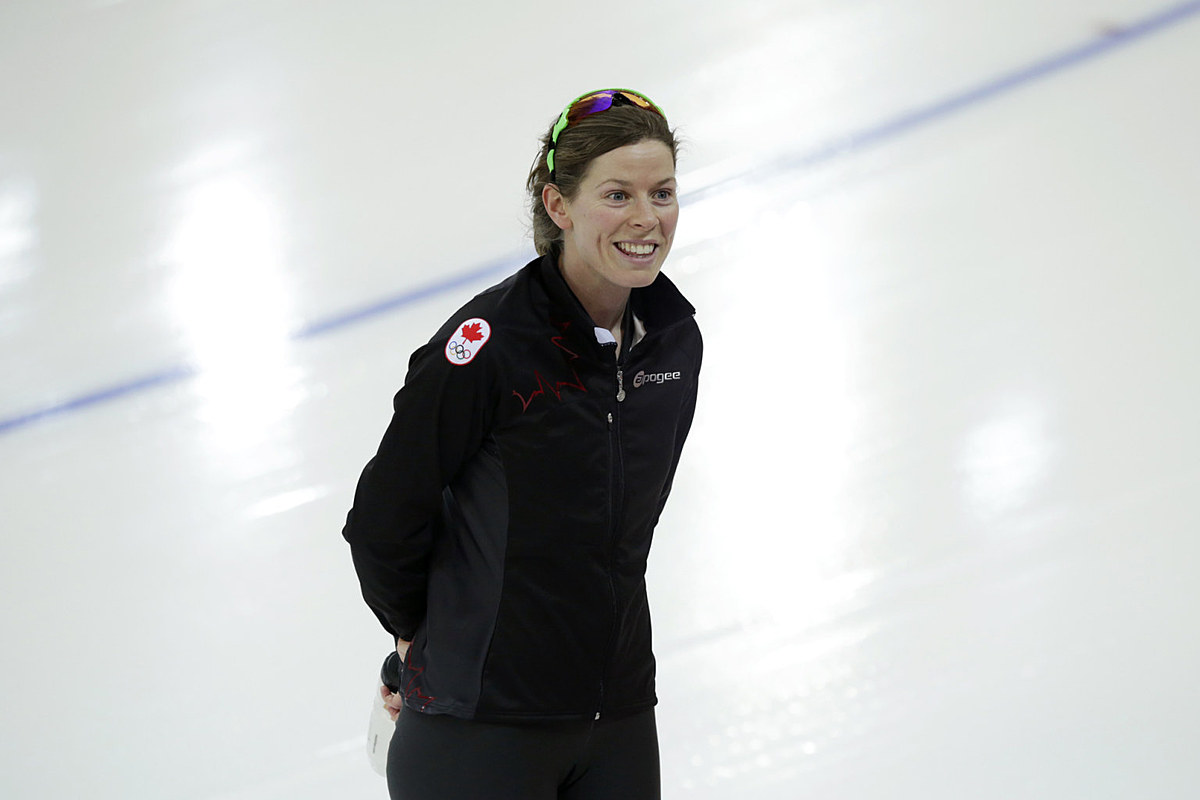 Canada's Christine Nesbitt talks to her coach after her practice фото (photo)