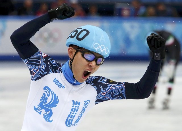 Russia's Victor An reacts after the men's 5,000 metres фото (photo)