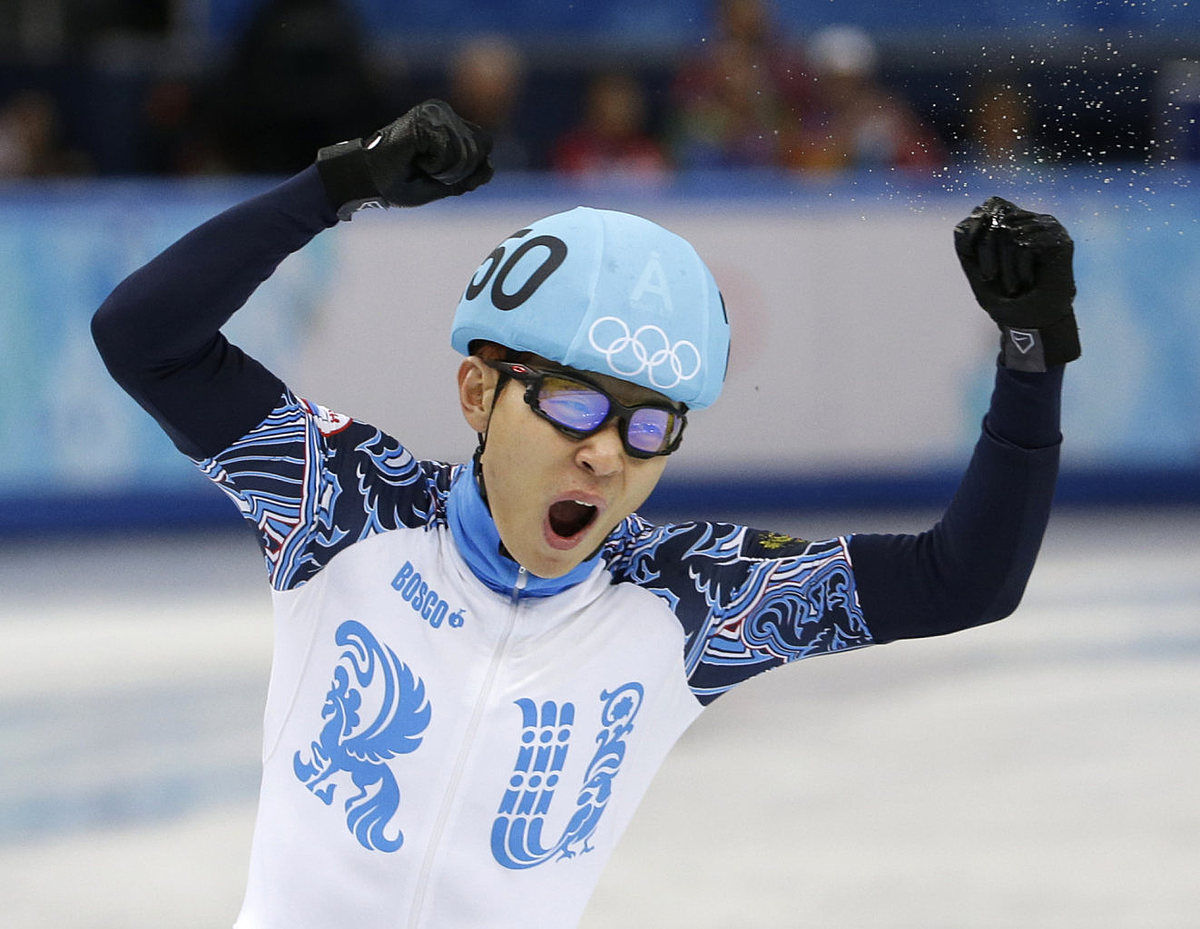 Victor An of Russia reacts after competing in a men's 5000m фото (photo)