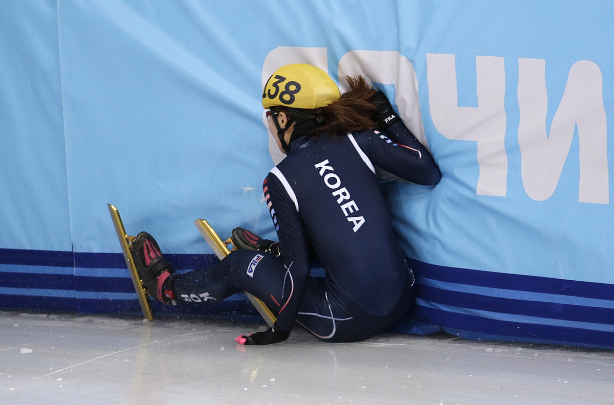 Park Seung-hi of South Korea crashes out in a women's 500m фото (photo)