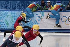 Конькобежный спорт Track wardens try to clear the way as Fan Kexin of China crashes фото (photo)