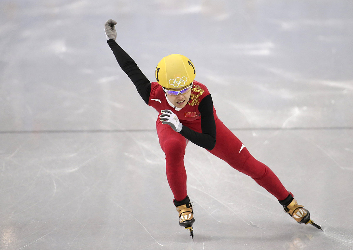 Li Jianrou of China competes in a women's 500m short track фото (photo)