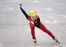 Конькобежный спорт Li Jianrou of China competes in a women's 500m short track фото (photo)