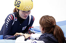 Конькобежный спорт Park Seung-hi of South Korea, left, speaks with a team member фото (photo)