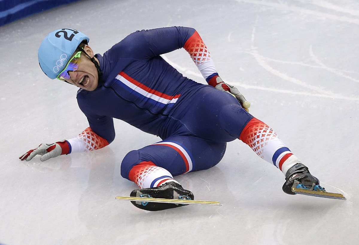 Maxime Chataignier of France crashes out in a men's 1000m фото (photo)