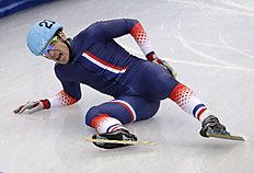 Конькобежный спорт Maxime Chataignier of France crashes out in a men's 1000m фото (photo)