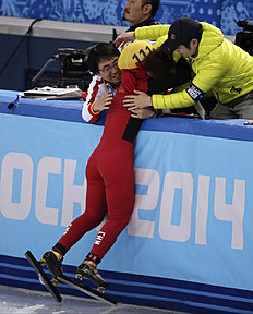 Конькобежный спорт Li Jianrou of China embraces team members as she wins the women фото (photo)