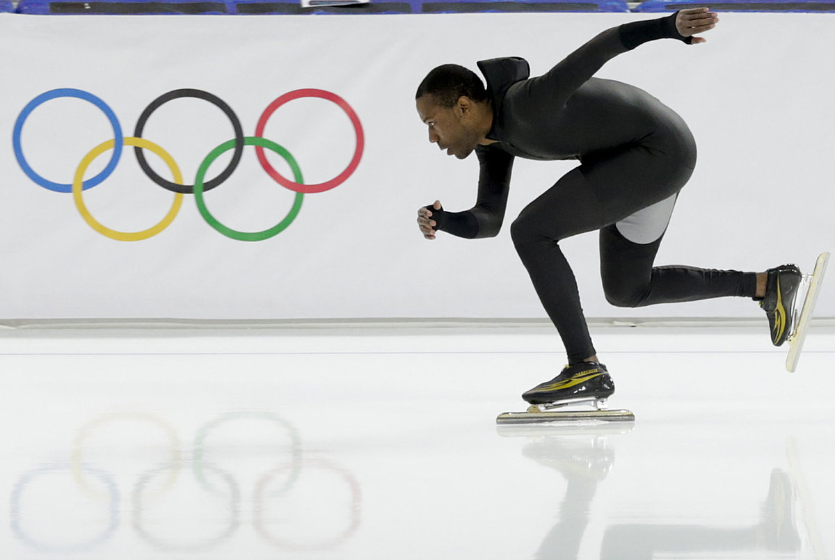 Shani Davis of the U.S. skates in the prototype of the official фото (photo)