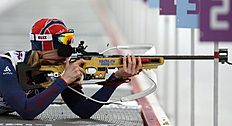 Norway's Tora Berger shoots during the women's biathlon фото (photo)