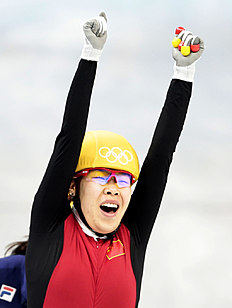 Конькобежный спорт Zhou Yang of China celebrates as she crosses the finish line фото (photo)