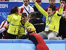 Конькобежный спорт Zhou Yang of China, centre, and team members celebrate after фото (photo)