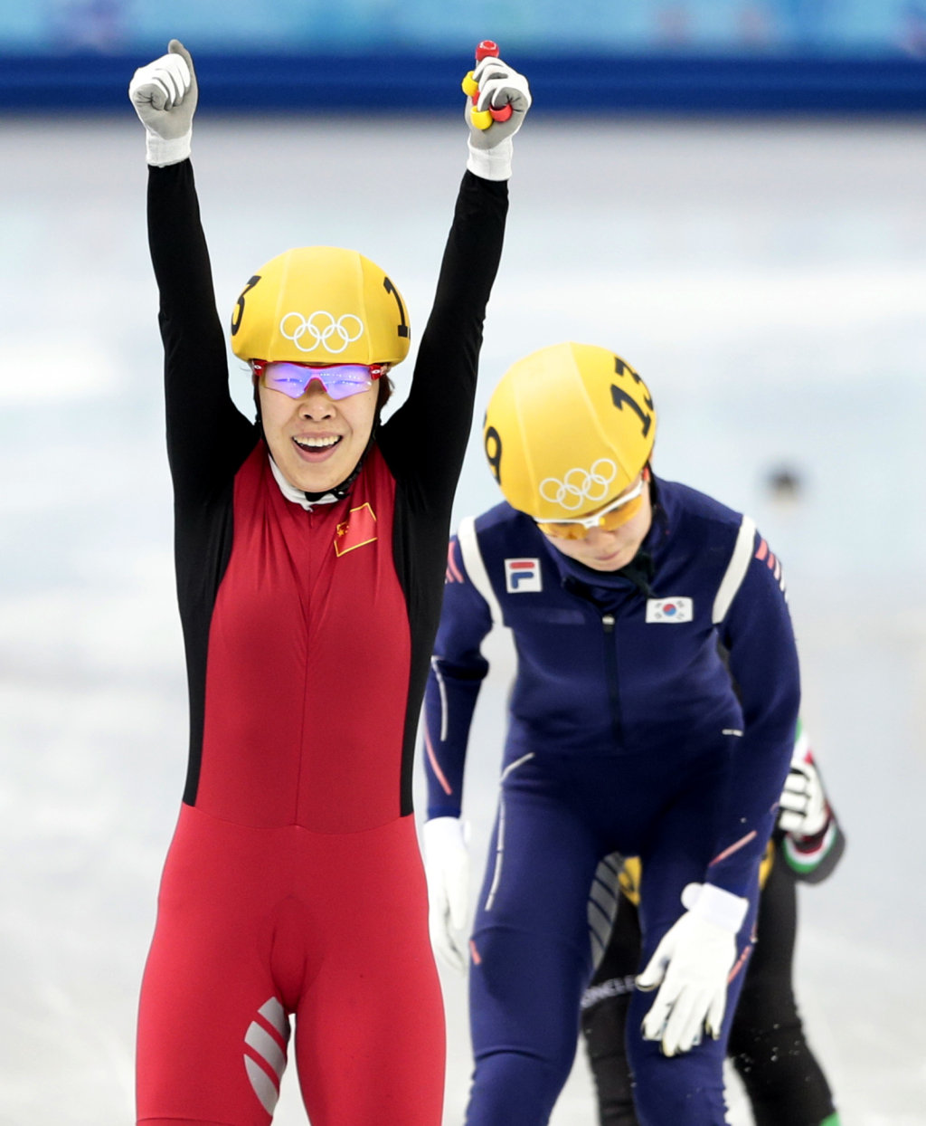 Zhou Yang of China, left, reacts as she crosses the finish line фото (photo)