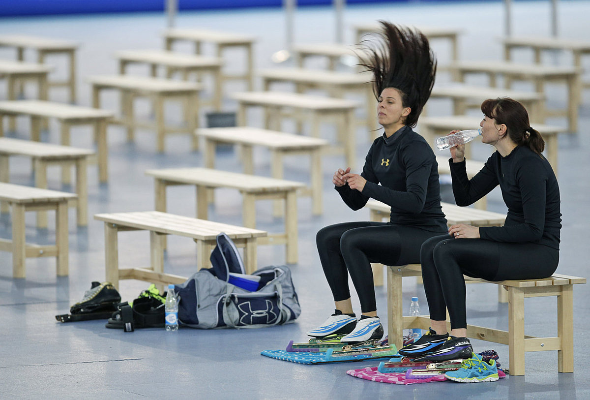 Brittany Bowe of the U.S. unties her hair sitting next Heather фото (photo)