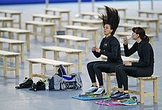 Конькобежный спорт Brittany Bowe of the U.S. unties her hair sitting next Heather фото (photo)