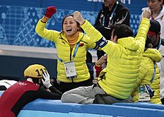 Конькобежный спорт Zhou Yang of China, left, and team members celebrate after she фото (photo)